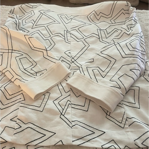 Women's White & Black Geometric Print (Size Medium) 3/4 Length Sleeve Jacket - Picture 7 of 10